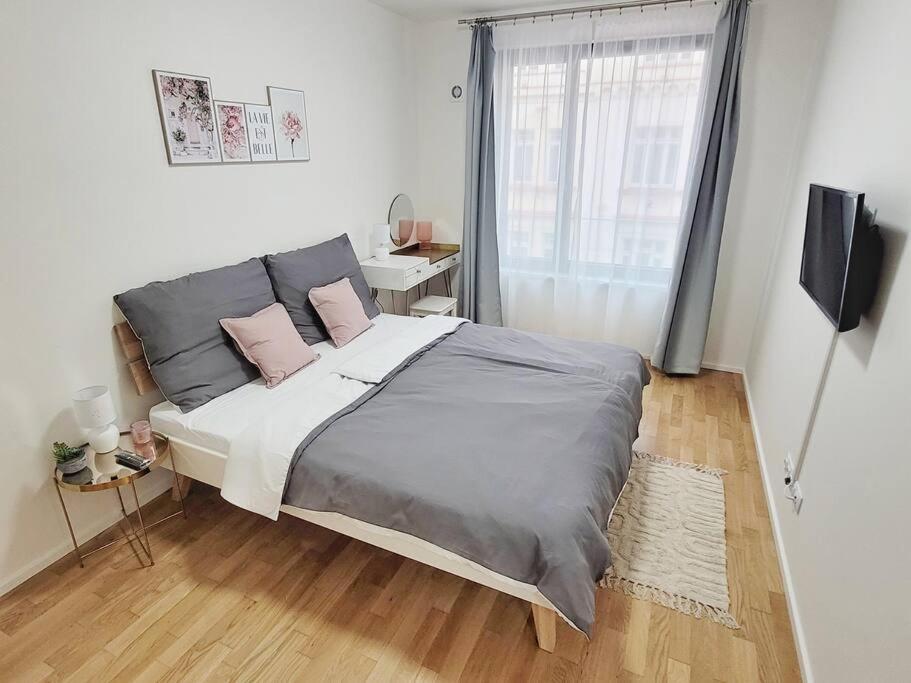 Newly Built Apartment With Balcony, Ac And Free Indoor Garage Praga Exterior foto
