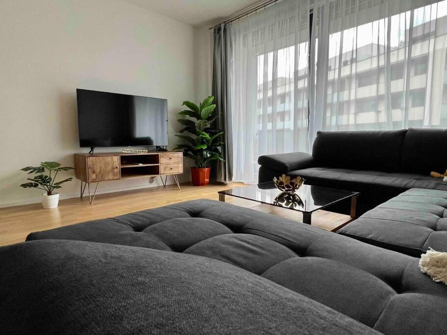 Newly Built Apartment With Balcony, Ac And Free Indoor Garage Praga Exterior foto