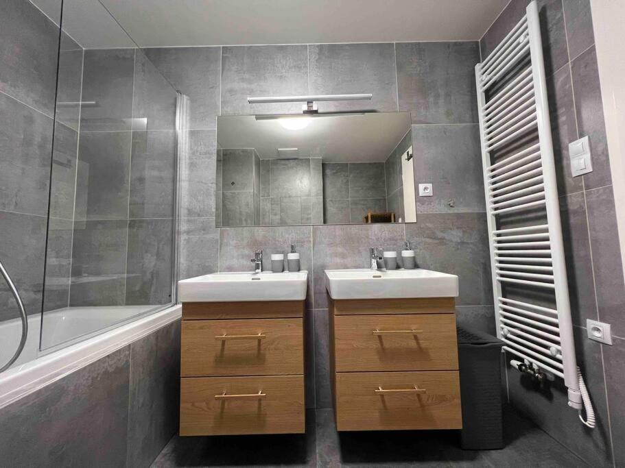 Newly Built Apartment With Balcony, Ac And Free Indoor Garage Praga Exterior foto