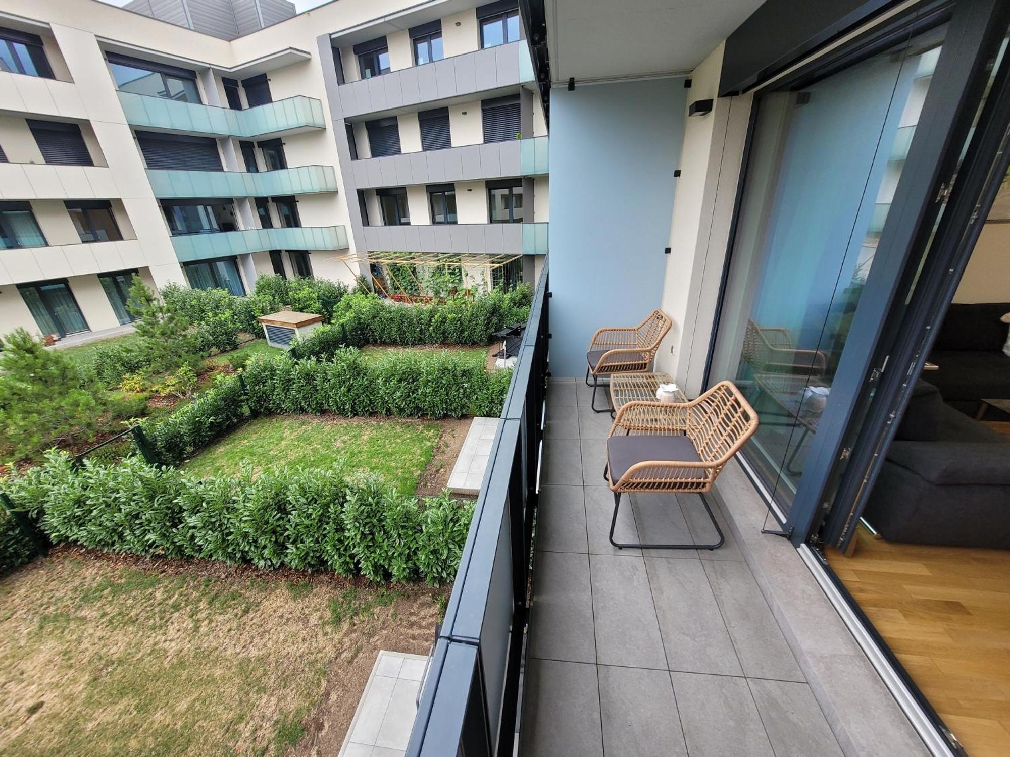 Newly Built Apartment With Balcony, Ac And Free Indoor Garage Praga Exterior foto